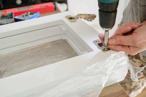 Sens de dévissage : maîtriser l'art d'enlever correctement une vis