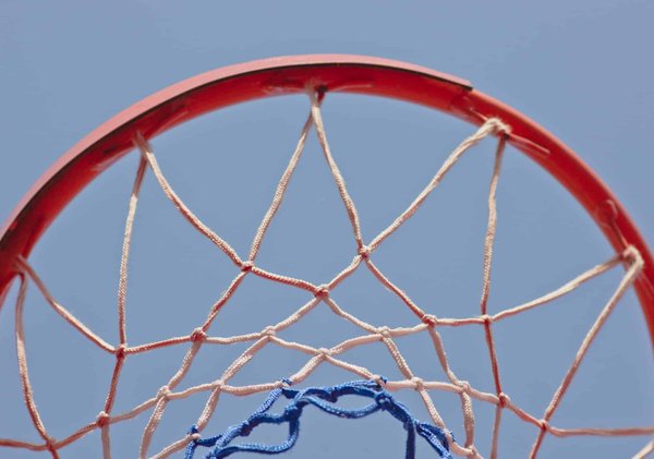 Comment créer un terrain de basket improvisé avec un panier portable ?