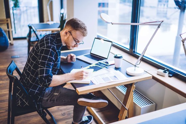 Comment les jardins communautaires peuvent-ils être utilisés comme outils d'éducation à l'environnement pour les jeunes ?