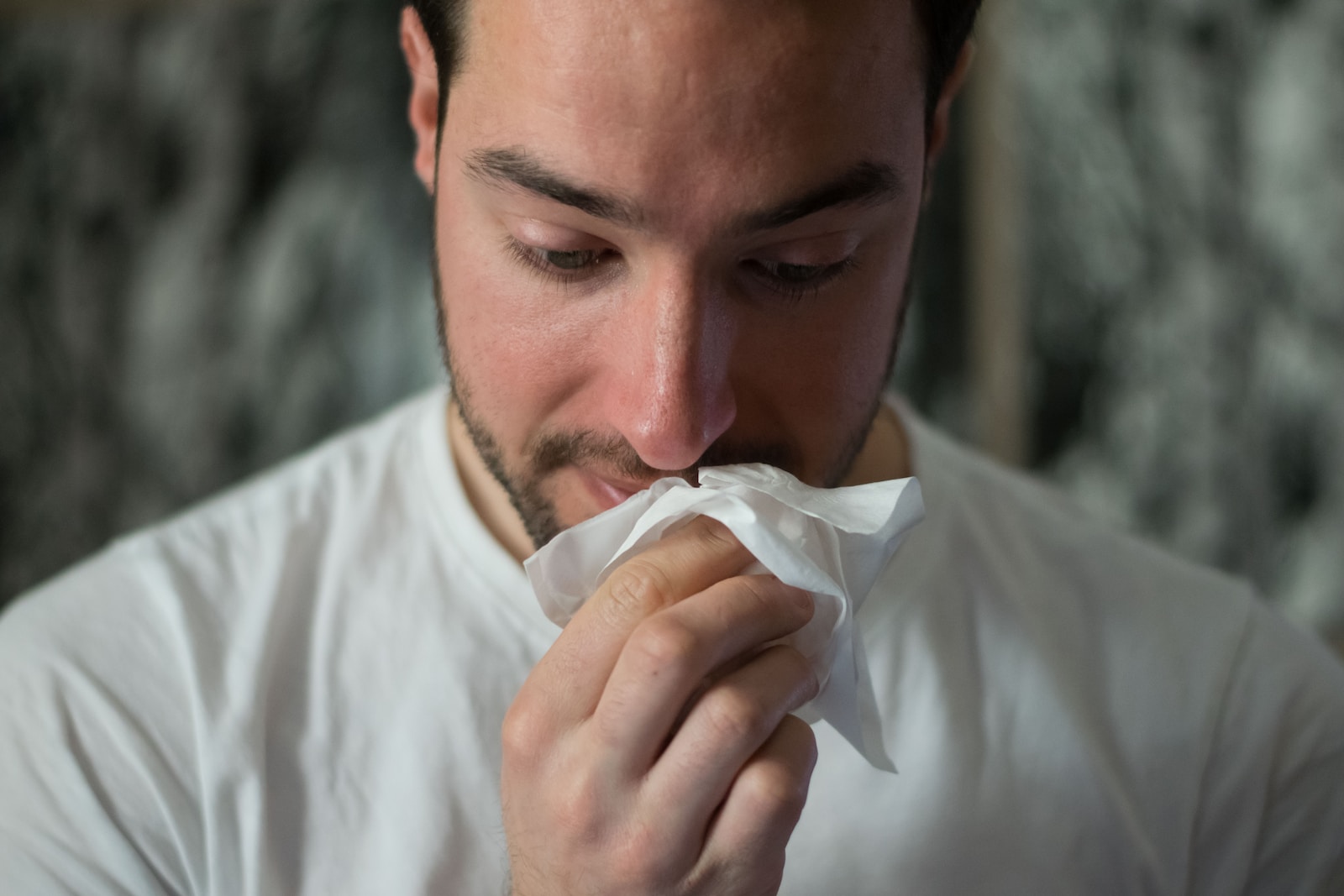 Coqueluche : Symptômes, risques et comment la prévenir – Guide complet sur cette maladie respiratoire contagieuse man wiping mouse with tissue paper