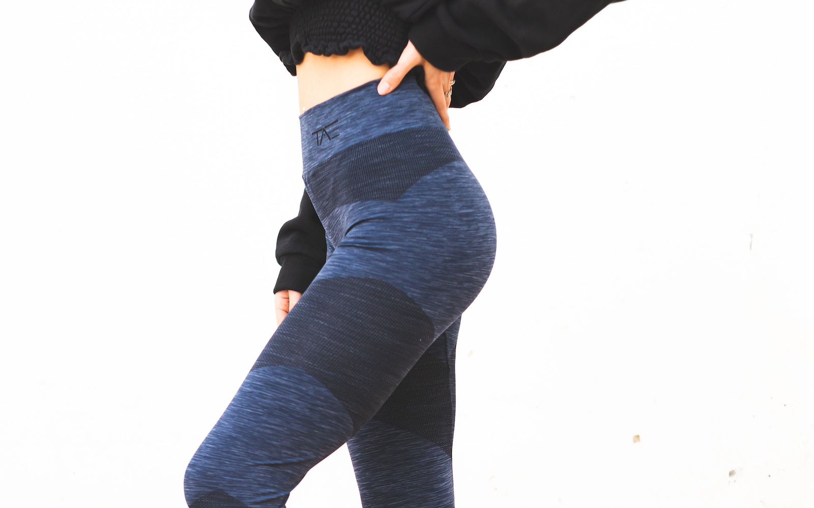 Quelques exercices pour travailler l’intérieur des cuisses person in black long sleeve shirt and blue denim jeans
