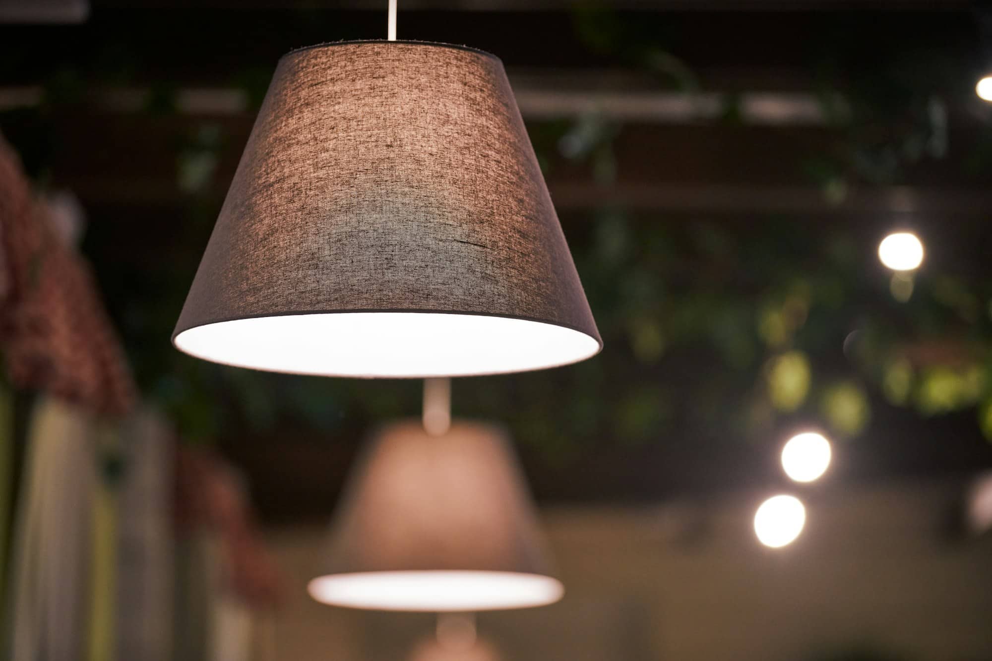 Lumière douce sur mesure : notre guide des lampes suspension